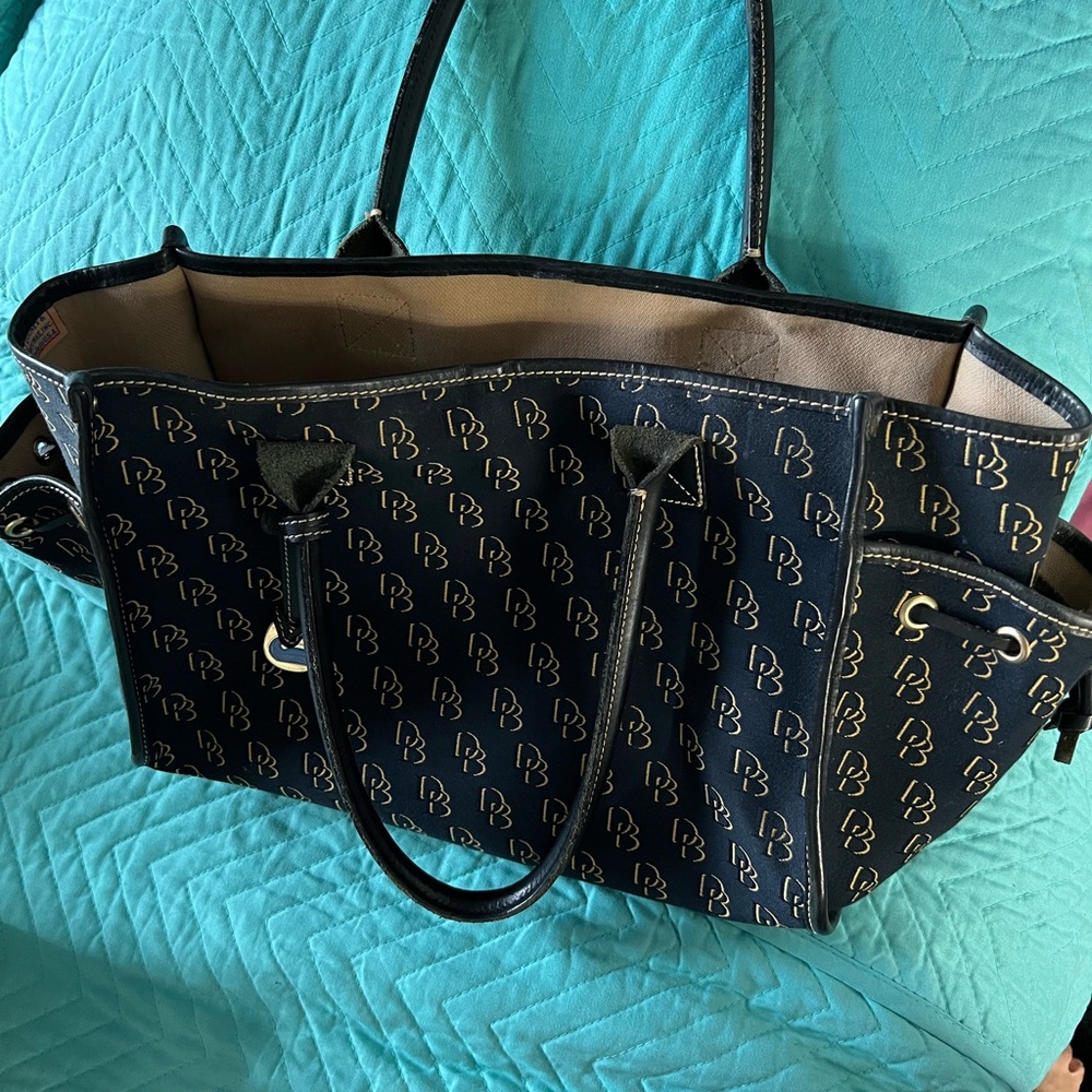 Cartera tamaño regular color negro cómo nueva